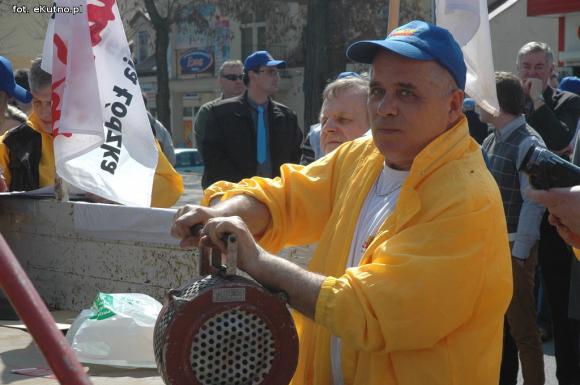 Wyjdź do nas! Wynieśmy ją! Kim wy jesteście?! Złodzieje! Pikieta związkowców w Kutnie