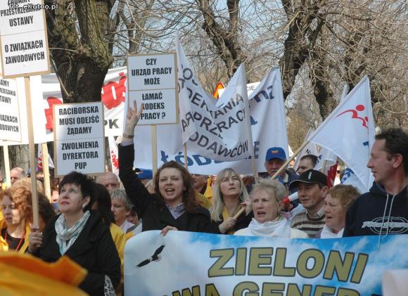 Wyjdź do nas! Wynieśmy ją! Kim wy jesteście?! Złodzieje! Pikieta związkowców w Kutnie