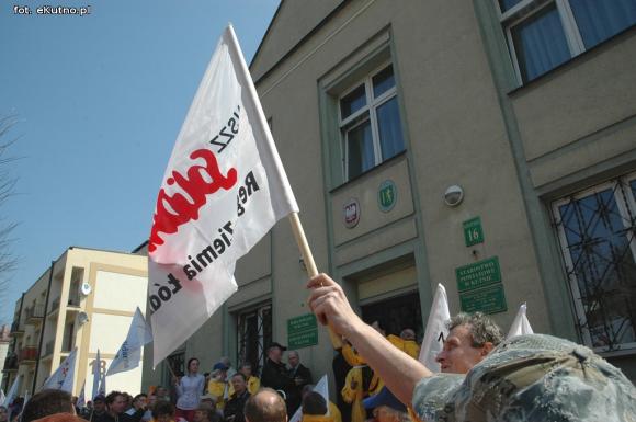 Wyjdź do nas! Wynieśmy ją! Kim wy jesteście?! Złodzieje! Pikieta związkowców w Kutnie