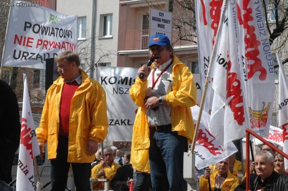 Wyjdź do nas! Wynieśmy ją! Kim wy jesteście?! Złodzieje! Pikieta związkowców w Kutnie