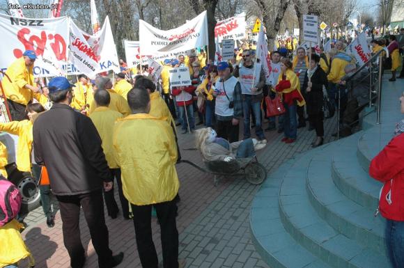 Wyjdź do nas! Wynieśmy ją! Kim wy jesteście?! Złodzieje! Pikieta związkowców w Kutnie