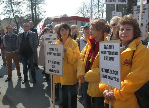 Wyjdź do nas! Wynieśmy ją! Kim wy jesteście?! Złodzieje! Pikieta związkowców w Kutnie