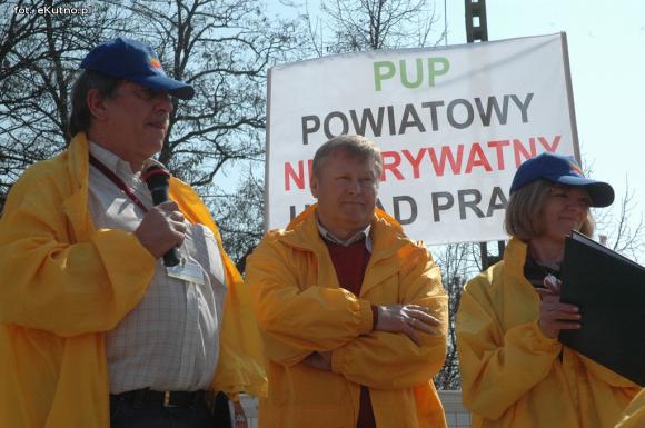 Wyjdź do nas! Wynieśmy ją! Kim wy jesteście?! Złodzieje! Pikieta związkowców w Kutnie