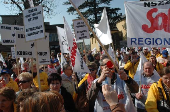 Wyjdź do nas! Wynieśmy ją! Kim wy jesteście?! Złodzieje! Pikieta związkowców w Kutnie
