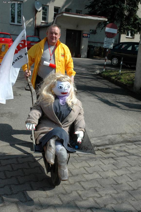 Wyjdź do nas! Wynieśmy ją! Kim wy jesteście?! Złodzieje! Pikieta związkowców w Kutnie