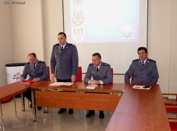 Nie bójmy się kontaktu z policją! Spotkanie mundurowych z mieszkańcami w Żychlinie