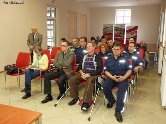 Nie bójmy się kontaktu z policją! Spotkanie mundurowych z mieszkańcami w Żychlinie