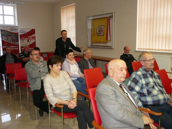 Nie bójmy się kontaktu z policją! Spotkanie mundurowych z mieszkańcami w Żychlinie