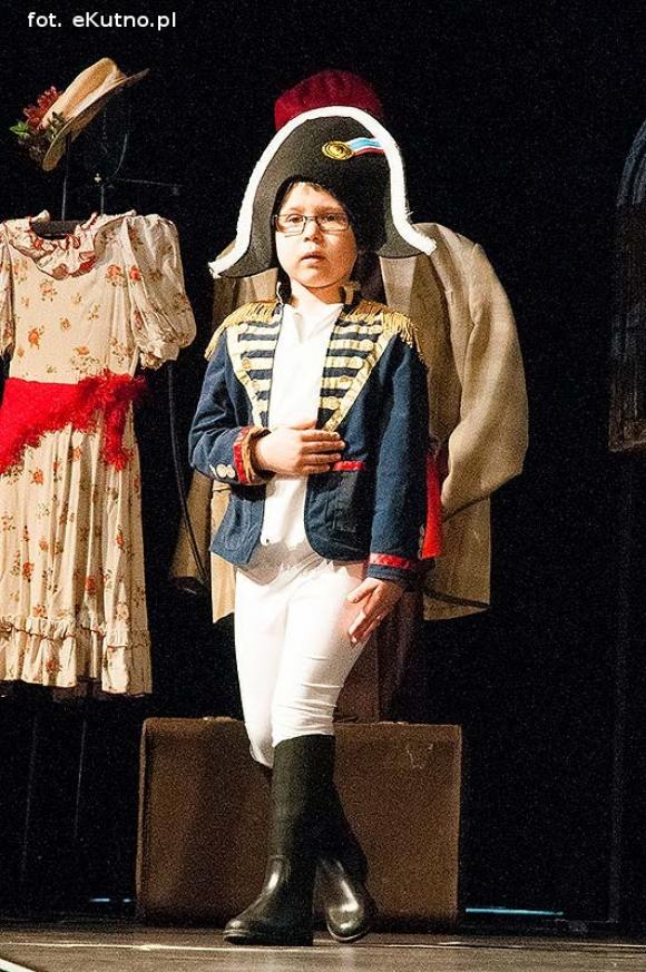 Lady Gaga, Napoleon, sztetl i ekologiczny garnitur. Przedszkolaki pokazały kutnowską modę poprzez wieki