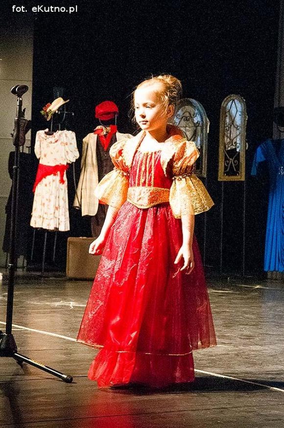 Lady Gaga, Napoleon, sztetl i ekologiczny garnitur. Przedszkolaki pokazały kutnowską modę poprzez wieki