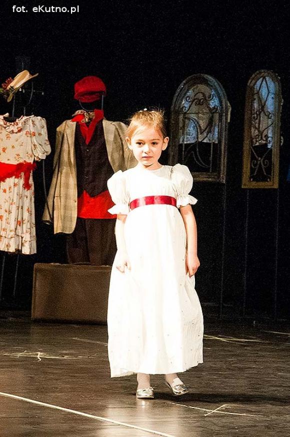 Lady Gaga, Napoleon, sztetl i ekologiczny garnitur. Przedszkolaki pokazały kutnowską modę poprzez wieki