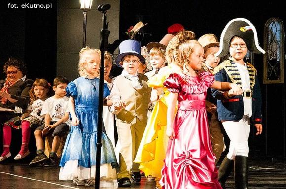 Lady Gaga, Napoleon, sztetl i ekologiczny garnitur. Przedszkolaki pokazały kutnowską modę poprzez wieki