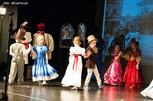 Lady Gaga, Napoleon, sztetl i ekologiczny garnitur. Przedszkolaki pokazały kutnowską modę poprzez wieki