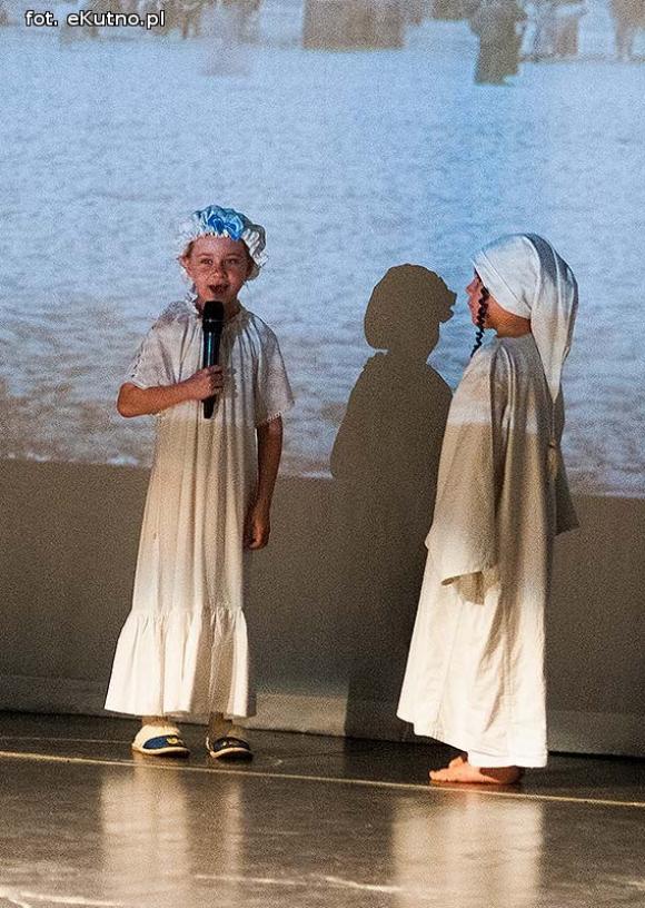 Lady Gaga, Napoleon, sztetl i ekologiczny garnitur. Przedszkolaki pokazały kutnowską modę poprzez wieki