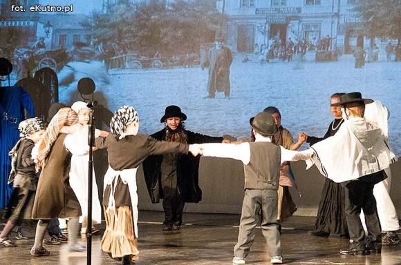 Lady Gaga, Napoleon, sztetl i ekologiczny garnitur. Przedszkolaki pokazały kutnowską modę poprzez wieki