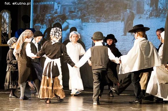 Lady Gaga, Napoleon, sztetl i ekologiczny garnitur. Przedszkolaki pokazały kutnowską modę poprzez wieki