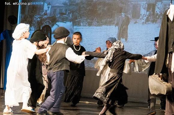 Lady Gaga, Napoleon, sztetl i ekologiczny garnitur. Przedszkolaki pokazały kutnowską modę poprzez wieki