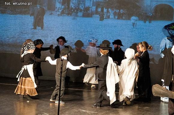 Lady Gaga, Napoleon, sztetl i ekologiczny garnitur. Przedszkolaki pokazały kutnowską modę poprzez wieki