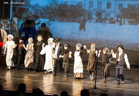 Lady Gaga, Napoleon, sztetl i ekologiczny garnitur. Przedszkolaki pokazały kutnowską modę poprzez wieki