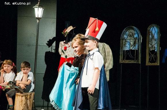 Lady Gaga, Napoleon, sztetl i ekologiczny garnitur. Przedszkolaki pokazały kutnowską modę poprzez wieki