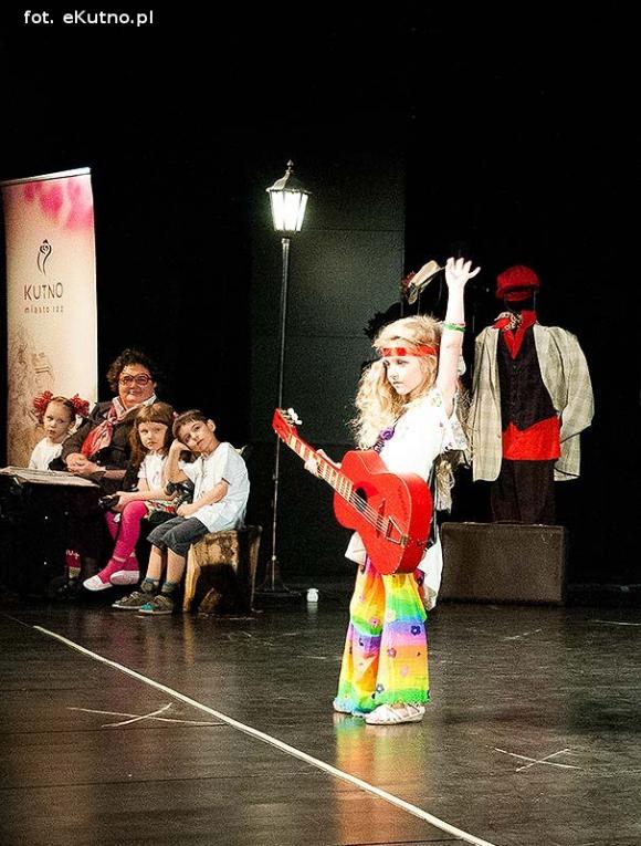 Lady Gaga, Napoleon, sztetl i ekologiczny garnitur. Przedszkolaki pokazały kutnowską modę poprzez wieki