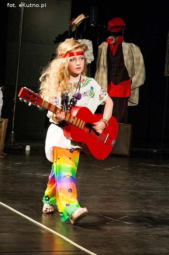 Lady Gaga, Napoleon, sztetl i ekologiczny garnitur. Przedszkolaki pokazały kutnowską modę poprzez wieki