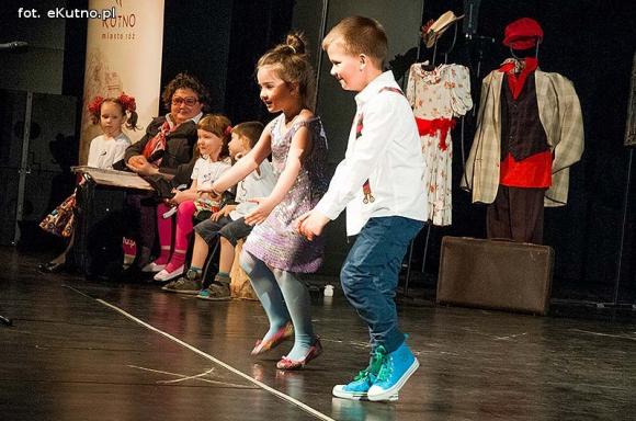 Lady Gaga, Napoleon, sztetl i ekologiczny garnitur. Przedszkolaki pokazały kutnowską modę poprzez wieki