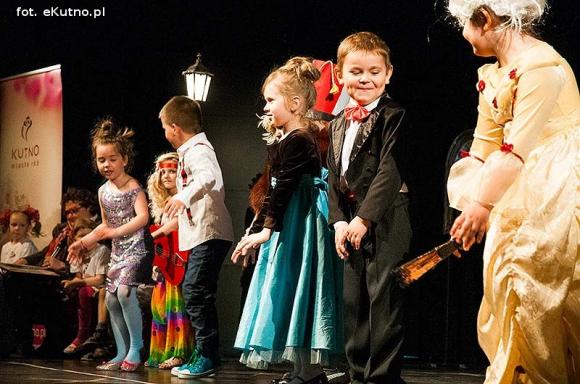 Lady Gaga, Napoleon, sztetl i ekologiczny garnitur. Przedszkolaki pokazały kutnowską modę poprzez wieki