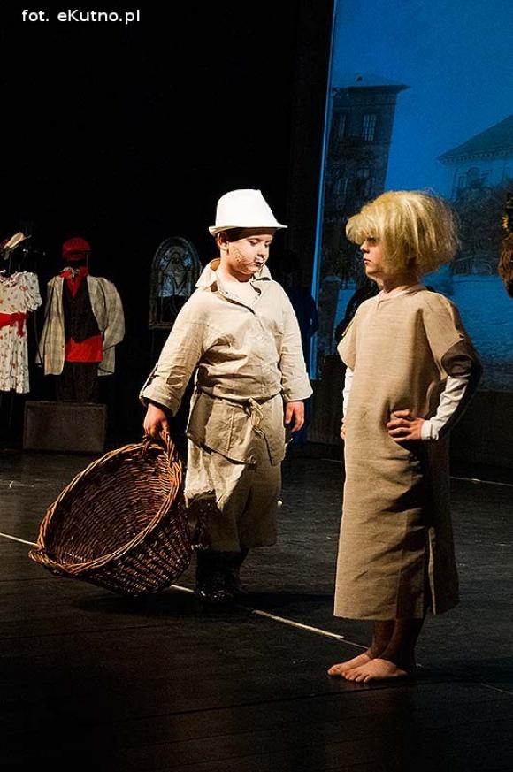 Lady Gaga, Napoleon, sztetl i ekologiczny garnitur. Przedszkolaki pokazały kutnowską modę poprzez wieki