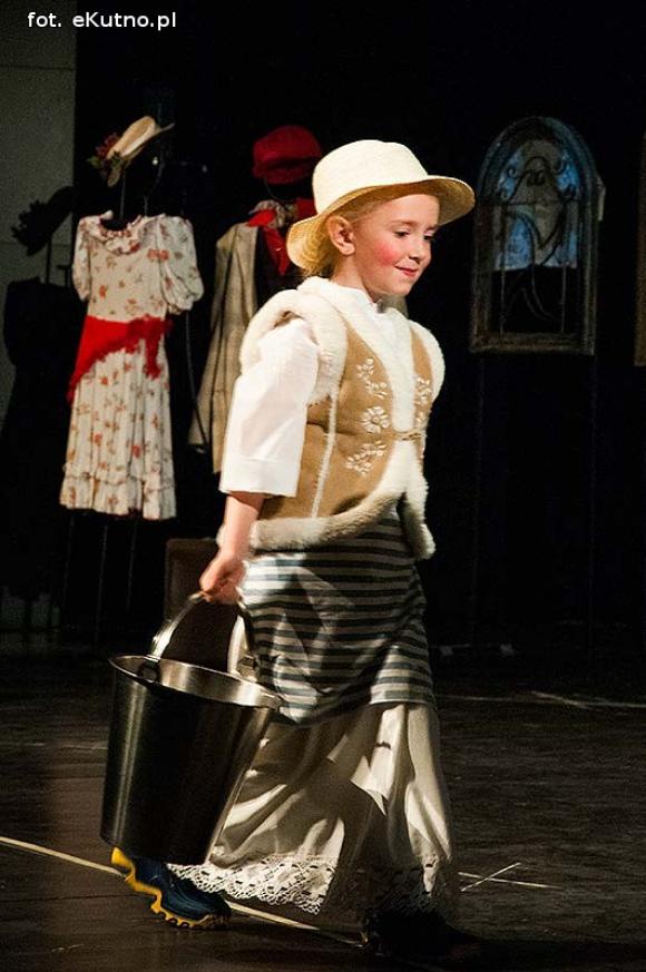 Lady Gaga, Napoleon, sztetl i ekologiczny garnitur. Przedszkolaki pokazały kutnowską modę poprzez wieki