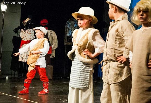 Lady Gaga, Napoleon, sztetl i ekologiczny garnitur. Przedszkolaki pokazały kutnowską modę poprzez wieki