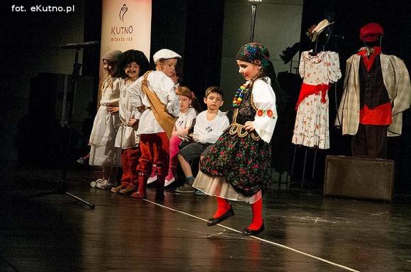 Lady Gaga, Napoleon, sztetl i ekologiczny garnitur. Przedszkolaki pokazały kutnowską modę poprzez wieki