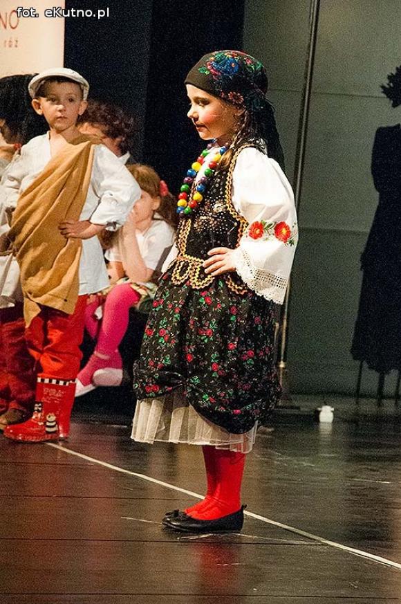 Lady Gaga, Napoleon, sztetl i ekologiczny garnitur. Przedszkolaki pokazały kutnowską modę poprzez wieki