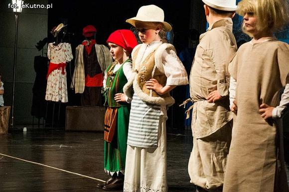 Lady Gaga, Napoleon, sztetl i ekologiczny garnitur. Przedszkolaki pokazały kutnowską modę poprzez wieki