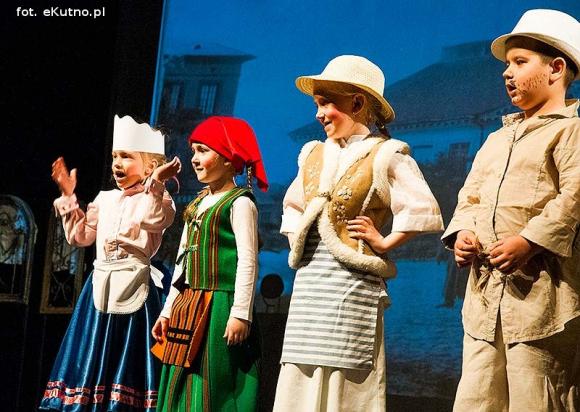 Lady Gaga, Napoleon, sztetl i ekologiczny garnitur. Przedszkolaki pokazały kutnowską modę poprzez wieki