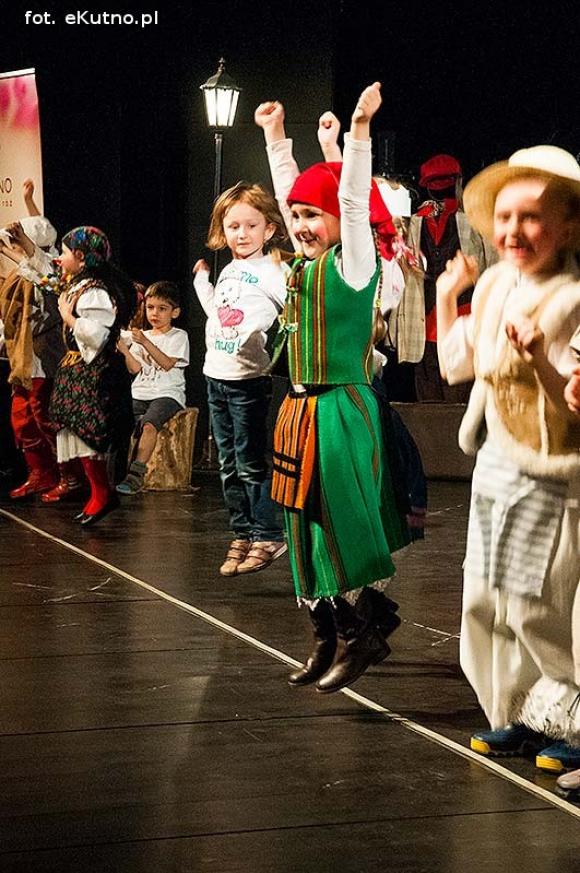 Lady Gaga, Napoleon, sztetl i ekologiczny garnitur. Przedszkolaki pokazały kutnowską modę poprzez wieki