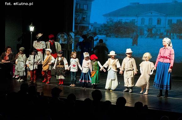 Lady Gaga, Napoleon, sztetl i ekologiczny garnitur. Przedszkolaki pokazały kutnowską modę poprzez wieki