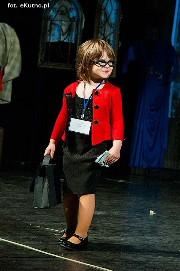 Lady Gaga, Napoleon, sztetl i ekologiczny garnitur. Przedszkolaki pokazały kutnowską modę poprzez wieki