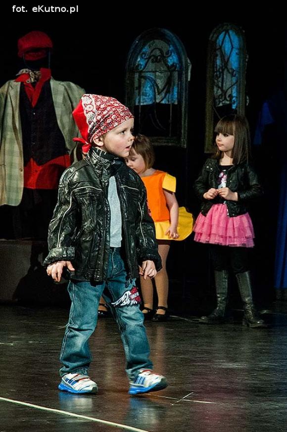 Lady Gaga, Napoleon, sztetl i ekologiczny garnitur. Przedszkolaki pokazały kutnowską modę poprzez wieki