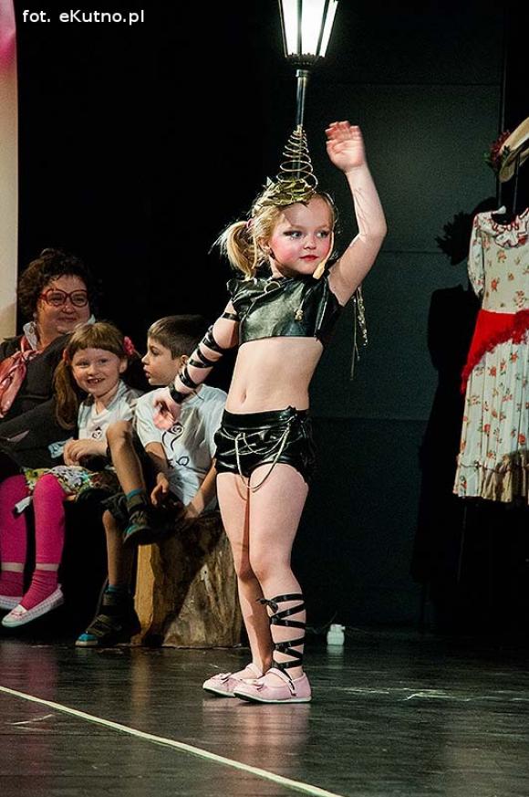 Lady Gaga, Napoleon, sztetl i ekologiczny garnitur. Przedszkolaki pokazały kutnowską modę poprzez wieki