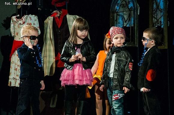 Lady Gaga, Napoleon, sztetl i ekologiczny garnitur. Przedszkolaki pokazały kutnowską modę poprzez wieki