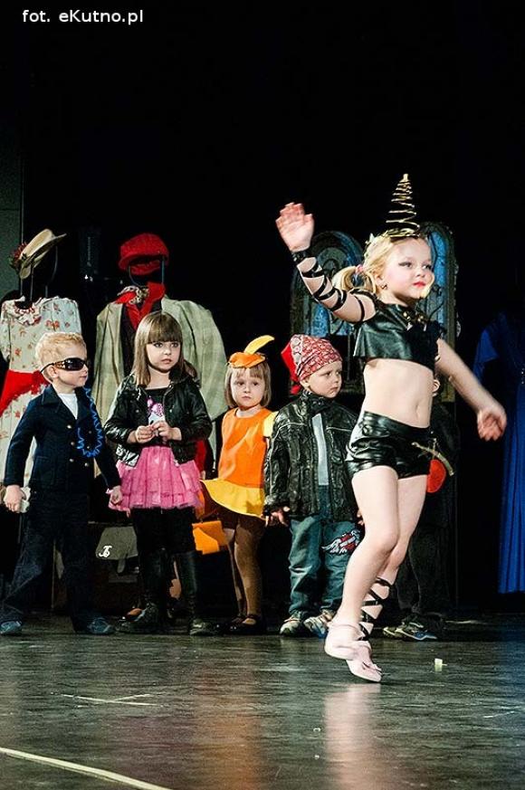 Lady Gaga, Napoleon, sztetl i ekologiczny garnitur. Przedszkolaki pokazały kutnowską modę poprzez wieki