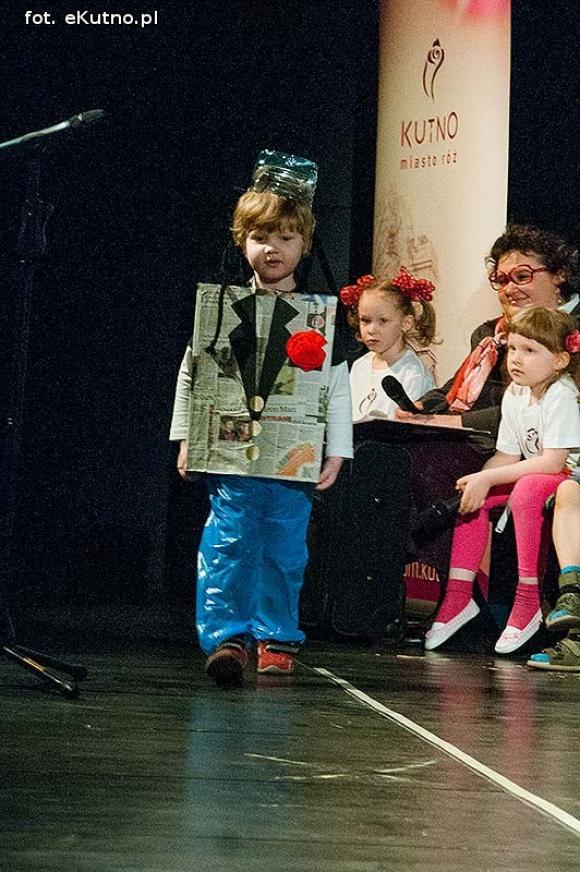 Lady Gaga, Napoleon, sztetl i ekologiczny garnitur. Przedszkolaki pokazały kutnowską modę poprzez wieki