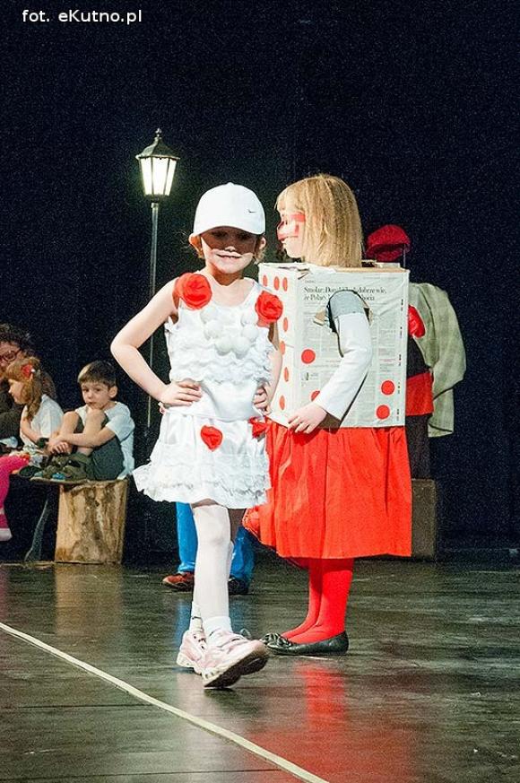 Lady Gaga, Napoleon, sztetl i ekologiczny garnitur. Przedszkolaki pokazały kutnowską modę poprzez wieki