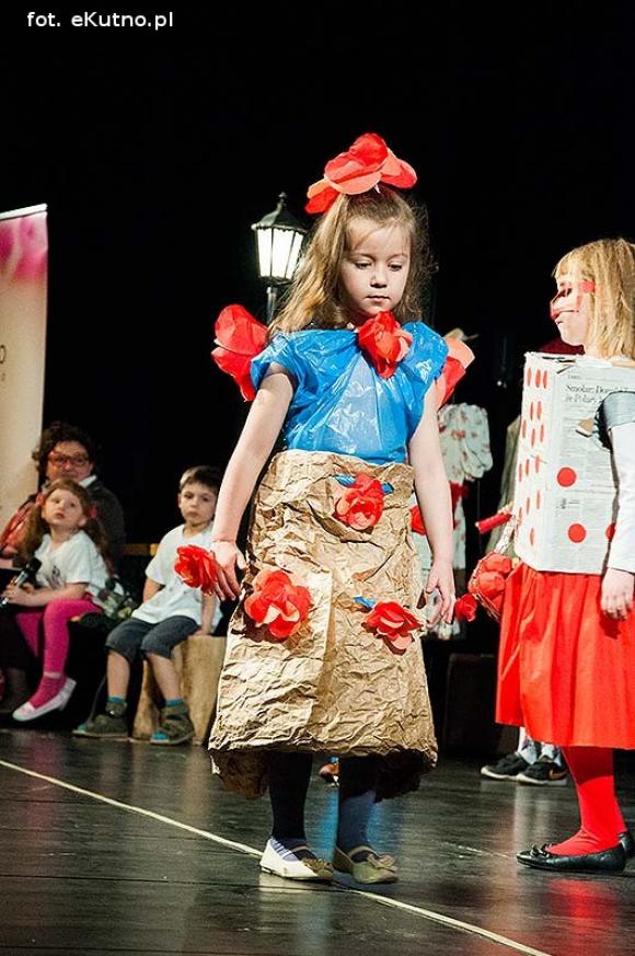 Lady Gaga, Napoleon, sztetl i ekologiczny garnitur. Przedszkolaki pokazały kutnowską modę poprzez wieki