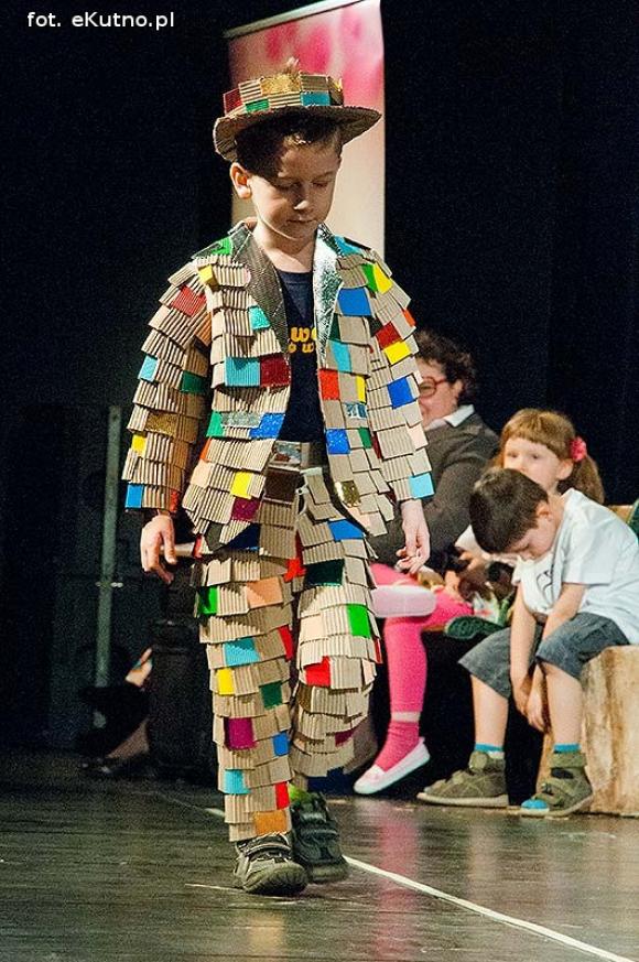 Lady Gaga, Napoleon, sztetl i ekologiczny garnitur. Przedszkolaki pokazały kutnowską modę poprzez wieki