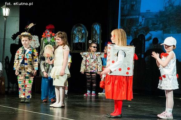 Lady Gaga, Napoleon, sztetl i ekologiczny garnitur. Przedszkolaki pokazały kutnowską modę poprzez wieki