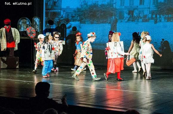 Lady Gaga, Napoleon, sztetl i ekologiczny garnitur. Przedszkolaki pokazały kutnowską modę poprzez wieki