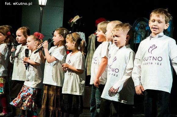 Lady Gaga, Napoleon, sztetl i ekologiczny garnitur. Przedszkolaki pokazały kutnowską modę poprzez wieki