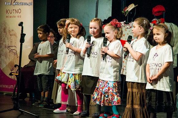 Lady Gaga, Napoleon, sztetl i ekologiczny garnitur. Przedszkolaki pokazały kutnowską modę poprzez wieki